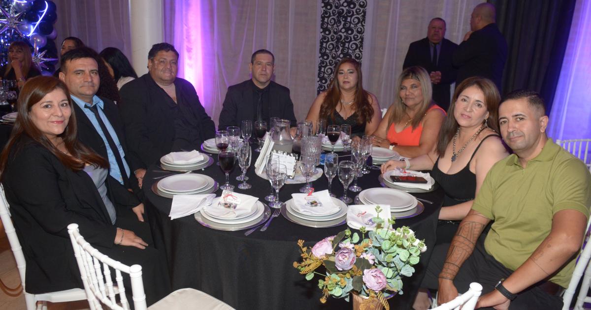 NOCHE FELIZ PARA NOEMIacute MENA