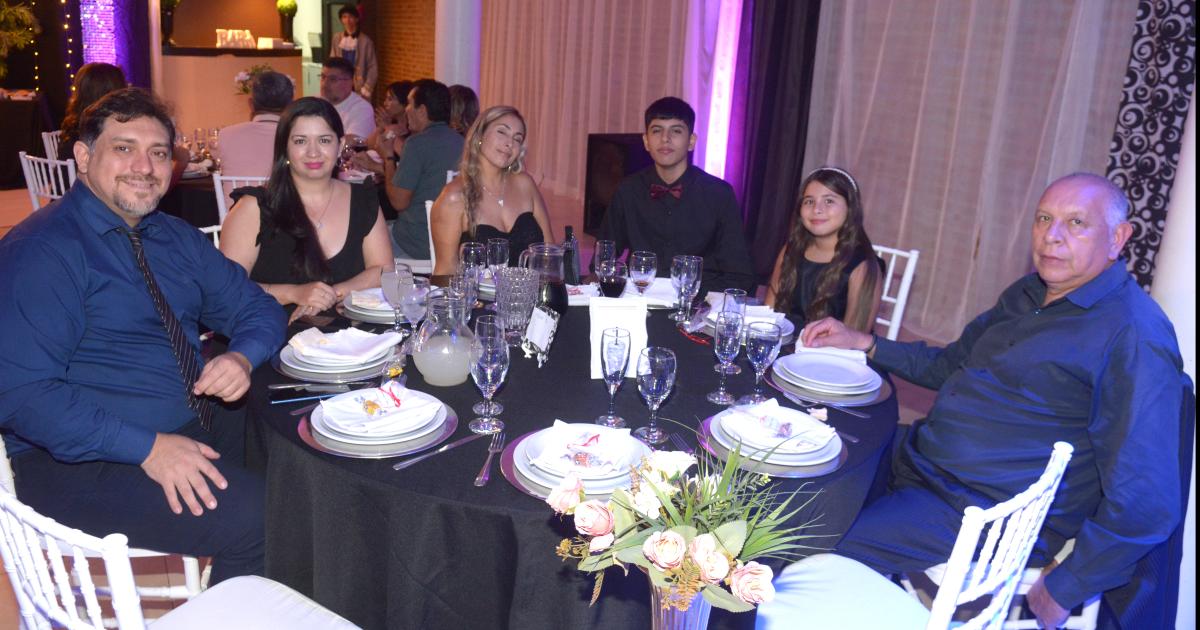 NOCHE FELIZ PARA NOEMIacute MENA