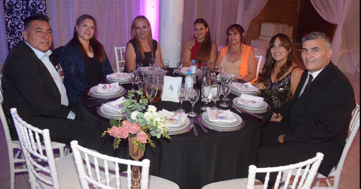 NOCHE FELIZ PARA NOEMIacute MENA