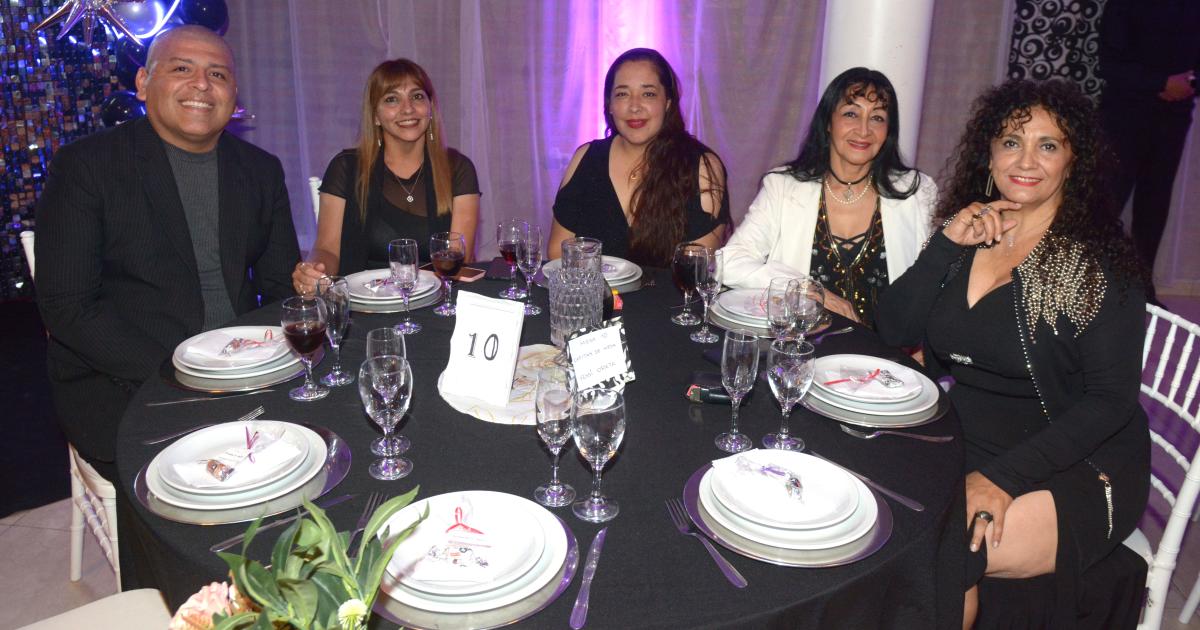 NOCHE FELIZ PARA NOEMIacute MENA