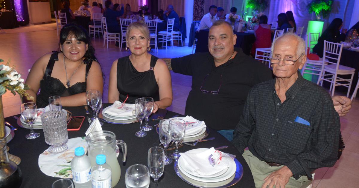 NOCHE FELIZ PARA NOEMIacute MENA