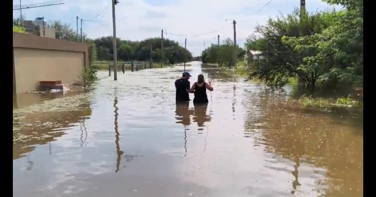 Crecida- el caudal del riacuteo Dulce comenzoacute a mermar pero auacuten genera complicaciones