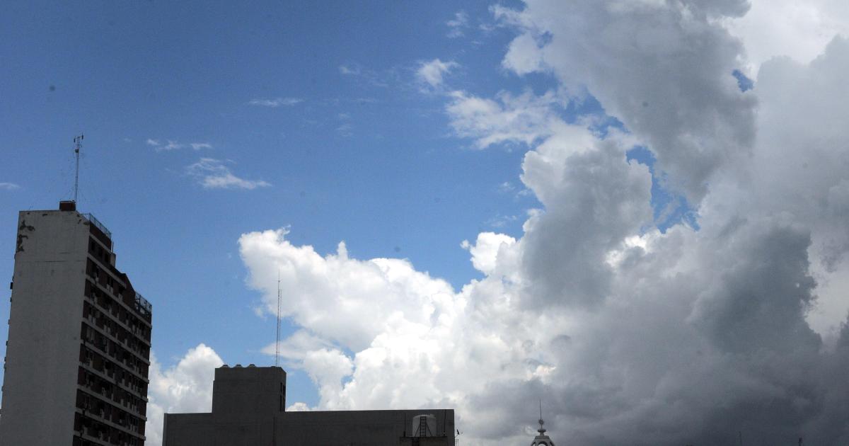 Maacutexima de 31degC y posibles tormentas hacia la noche- asiacute estaraacute el tiempo en Santiago