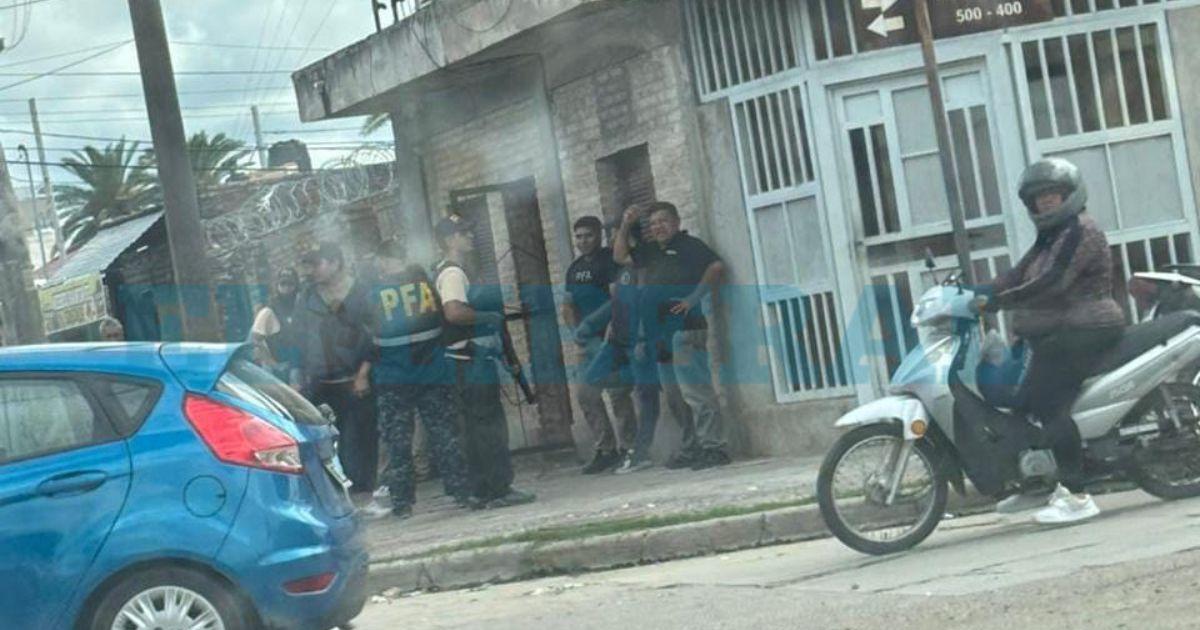 Los efectivos realizando allanamientos en la zona