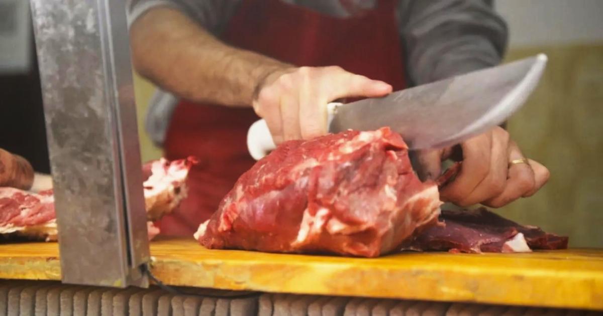 Horror en Las Termas- se clavoacute un cuchillo mientras trabajaba en una carniceriacutea y terminoacute en cirugiacutea