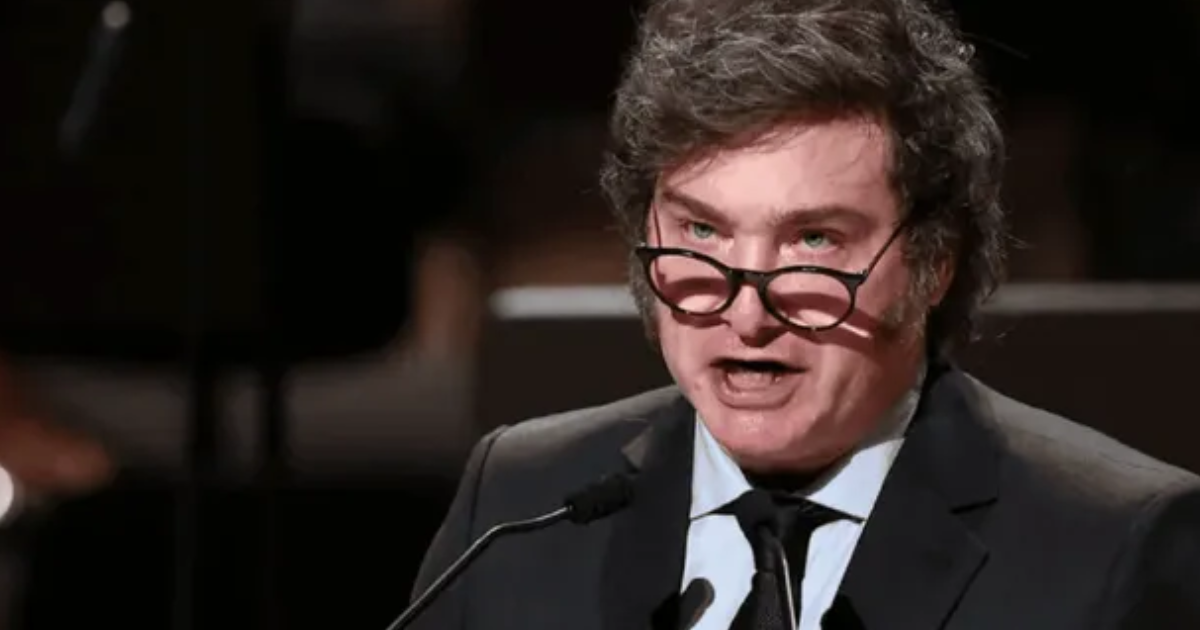 Una encuesta reveloacute que cae la aprobacioacuten de Milei y crece el rechazo