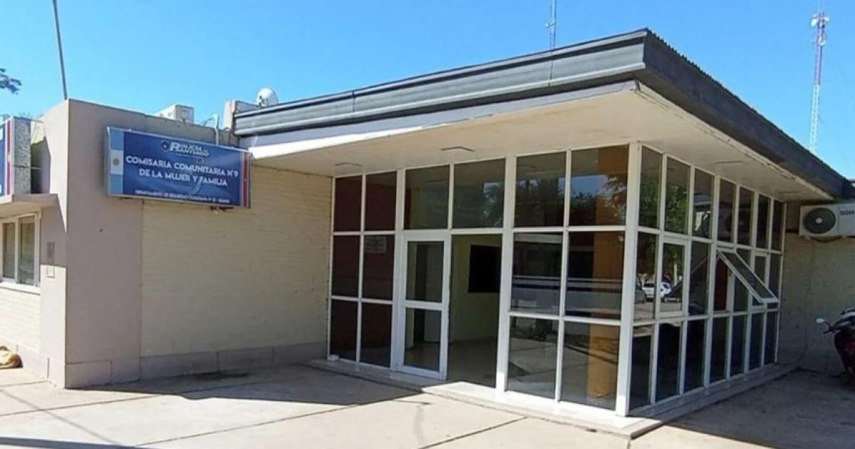 Un padre irrumpe en un aula para reclamar por bullying contra su hijo