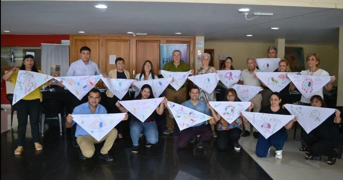 Friacuteas se sumoacute a la campantildea nacional Floreceraacuten Pantildeuelos