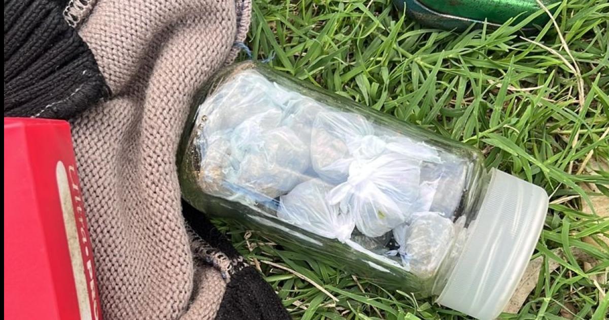 Interceptaron en plena calle a un joven con marihuana