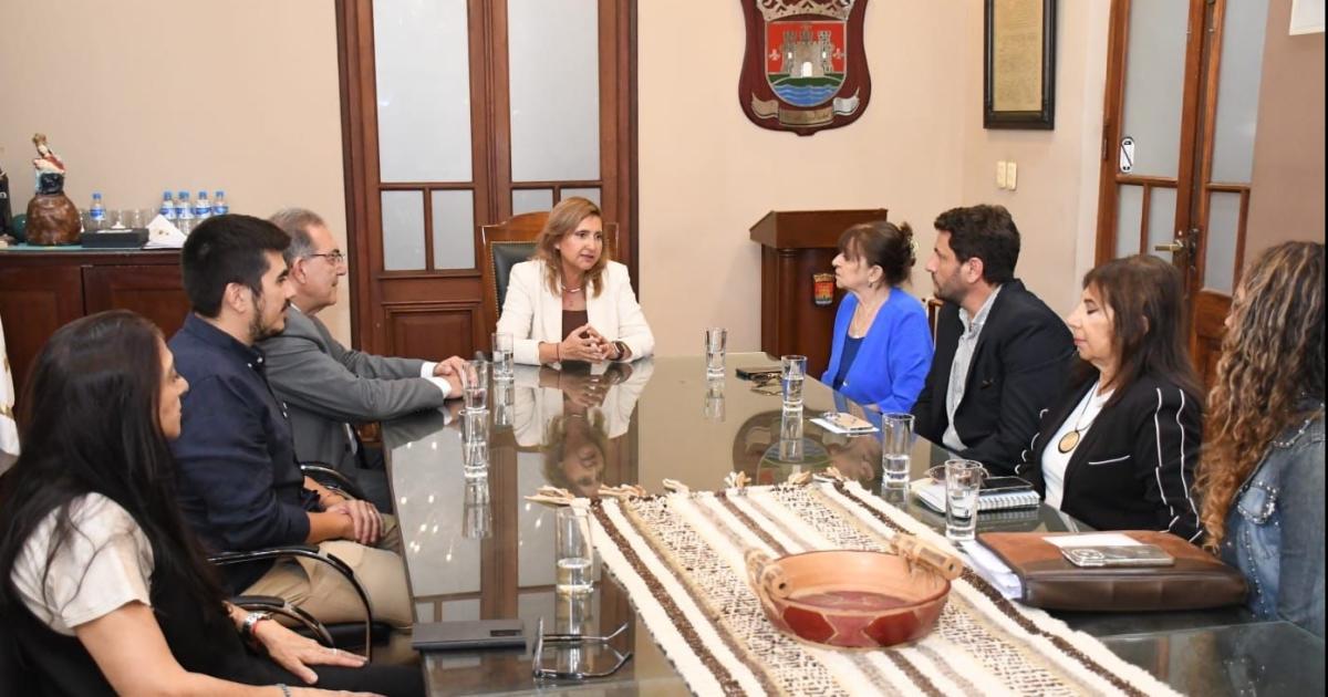 Fuentes recibioacute a la comisioacuten directiva de la Unioacuten Cultural Argentino Libanesa