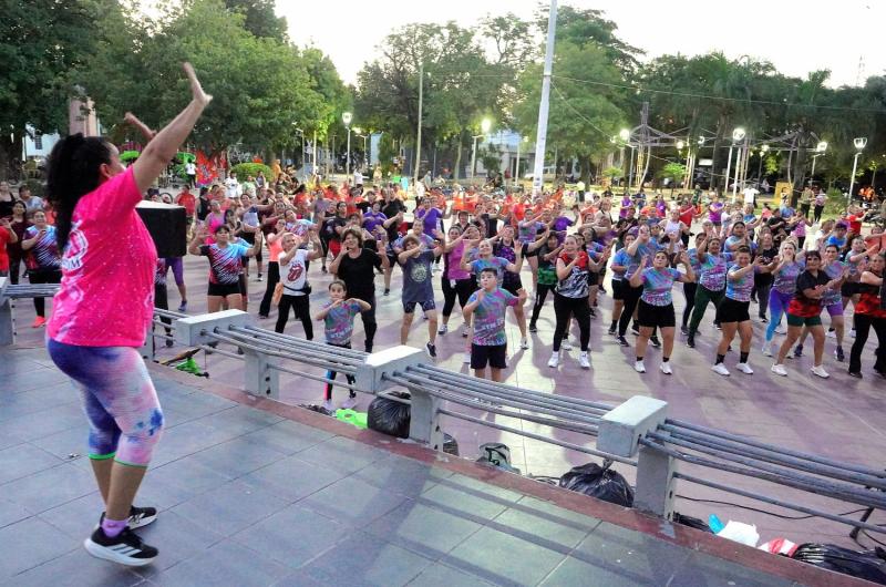 Una multitud mostroacute solidaridad con los afectados por la crecida