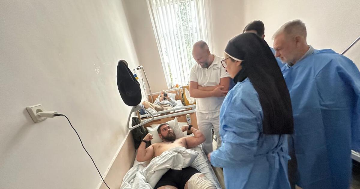 INCANSABLE La monja tucumana reunió donaciones desde medicamentos hasta ambulancias para los afectados por la guerra