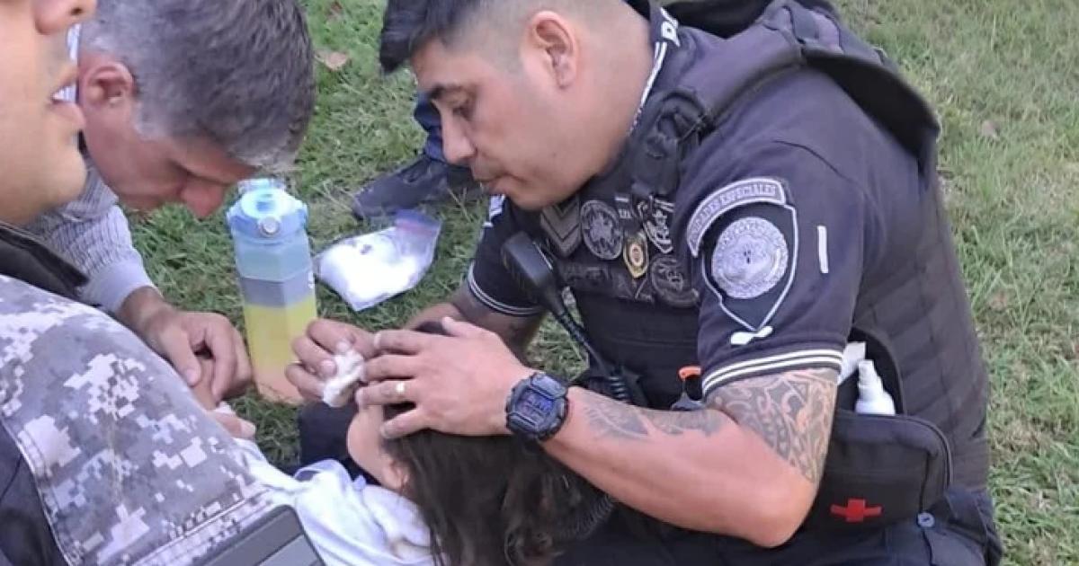 Esmeralda con las autoridades Foto- Agencia NA (Policía)