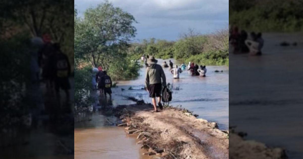 Familias enteras tuvieron que abandonar sus hogares por el avance del río