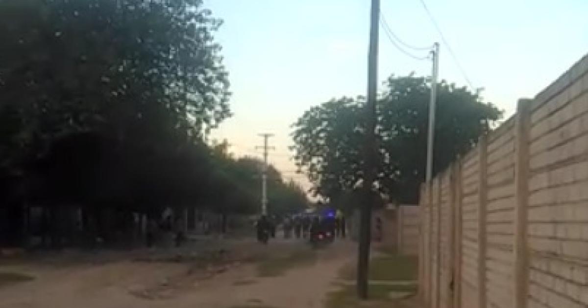 Bandas antagoacutenicas se enfrentaron a tiros y despueacutes atacaron a policiacuteas