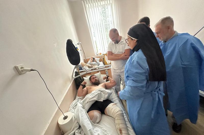 INCANSABLE La monja tucumana reunió donaciones desde medicamentos hasta ambulancias para los afectados por la guerra