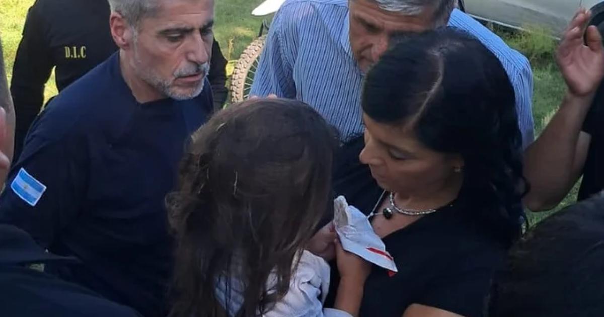 Esmeralda con las autoridades Foto- Agencia NA (Policía)