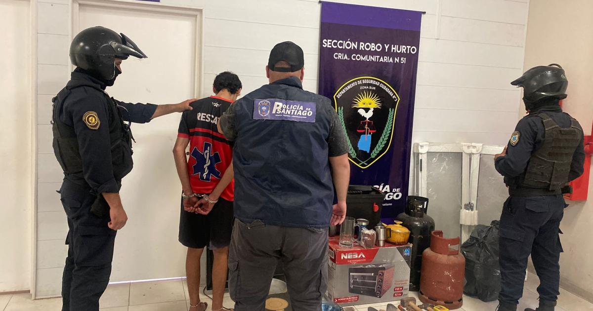 Cayoacute tras intentar huir por los techos- lo cercaron y recuperaron objetos robados en el Siglo XX