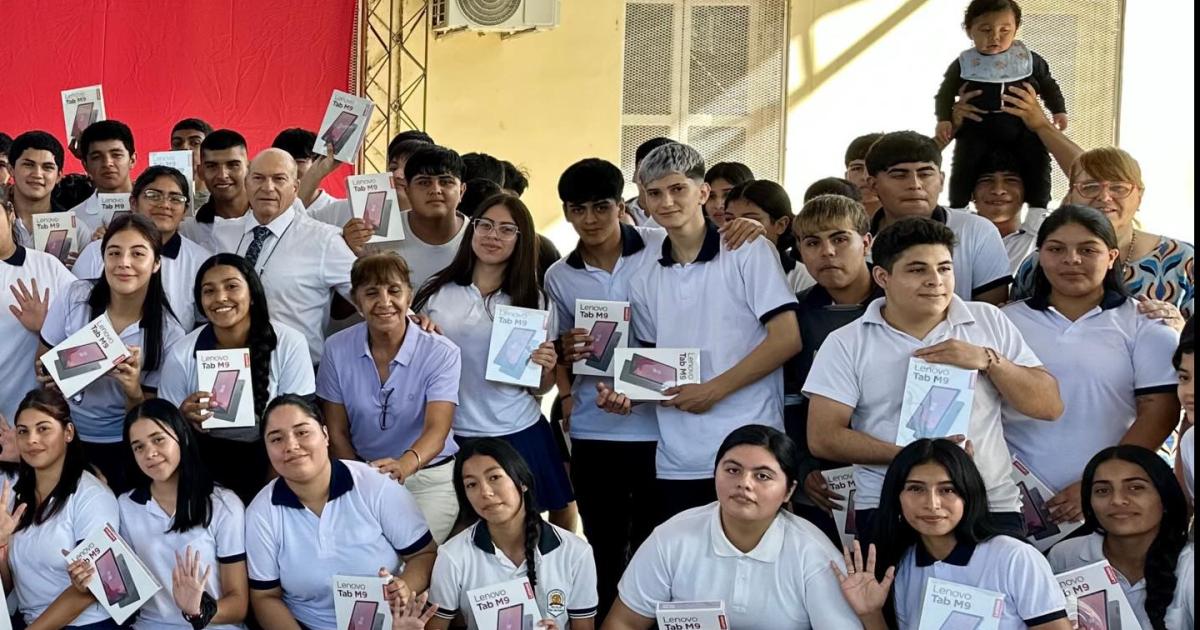 Maacutes de 100 estudiantes secundarios de Beltraacuten recibieron sus tablets