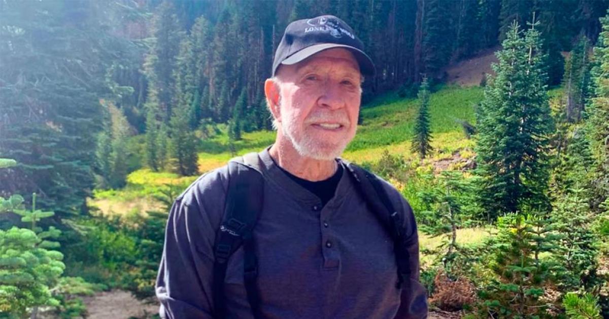 Un santiaguentildeo despide a su amigo Chuck Norris