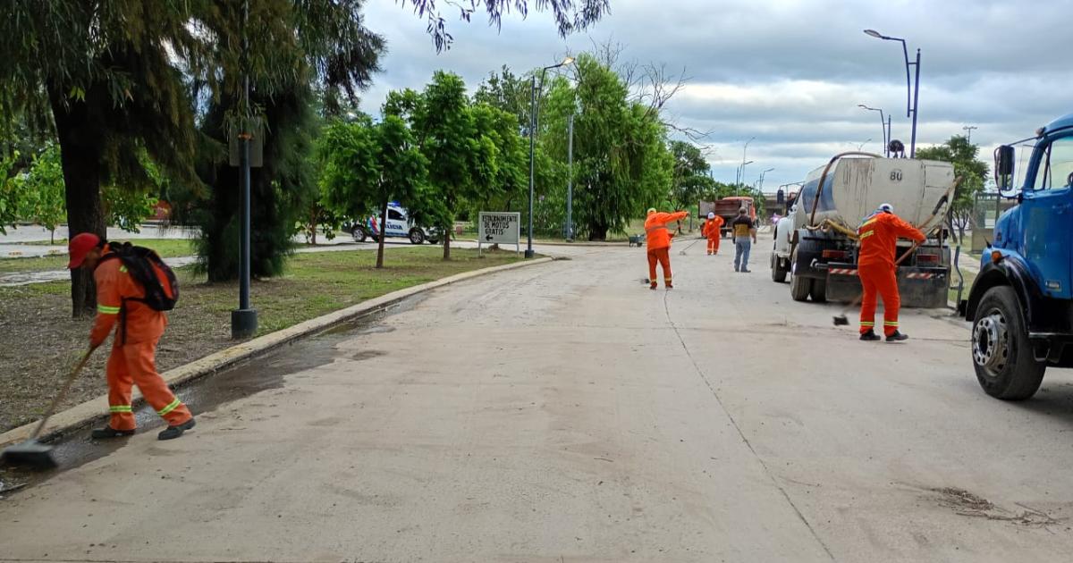 Servicios Urbanos trabajoacute en el desmalezamiento y limpieza en sectores del parque Aguirre