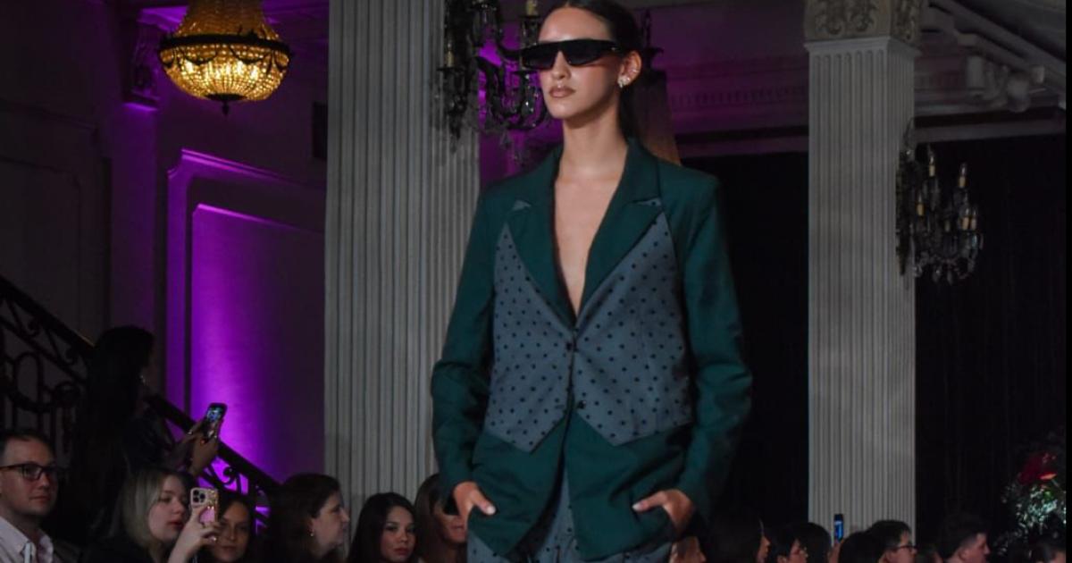 Una santiaguentildea deslumbroacute con sus disentildeos en el Fashion Week de Buenos Aires