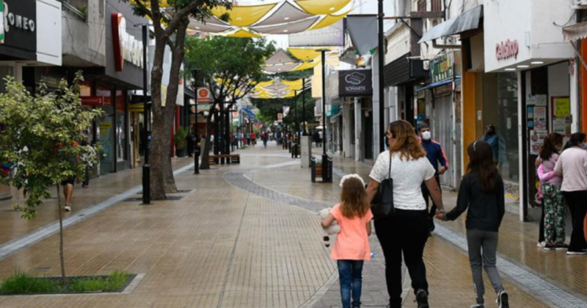 Feriados de marzo- coacutemo funcionaraacuten los comercios este lunes y martes en Santiago del Estero