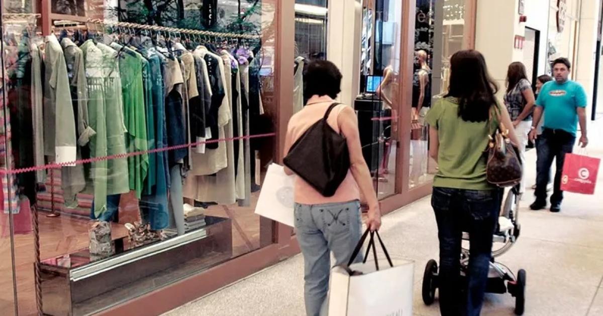 Cae 8-en-porciento- la venta de ropa y se incrementa la tensioacuten financiera y los despidos