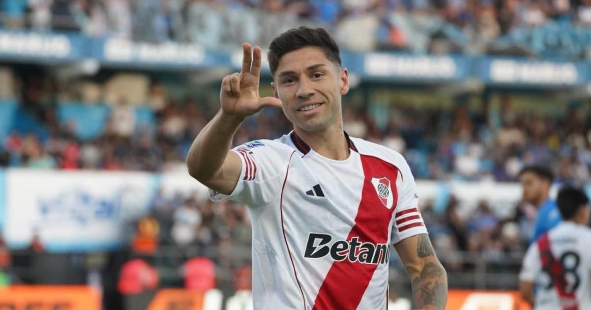 Con poco fuacutetbol River vencioacute 2 a 0 a Estudiantes de Riacuteo IV y se prende arriba