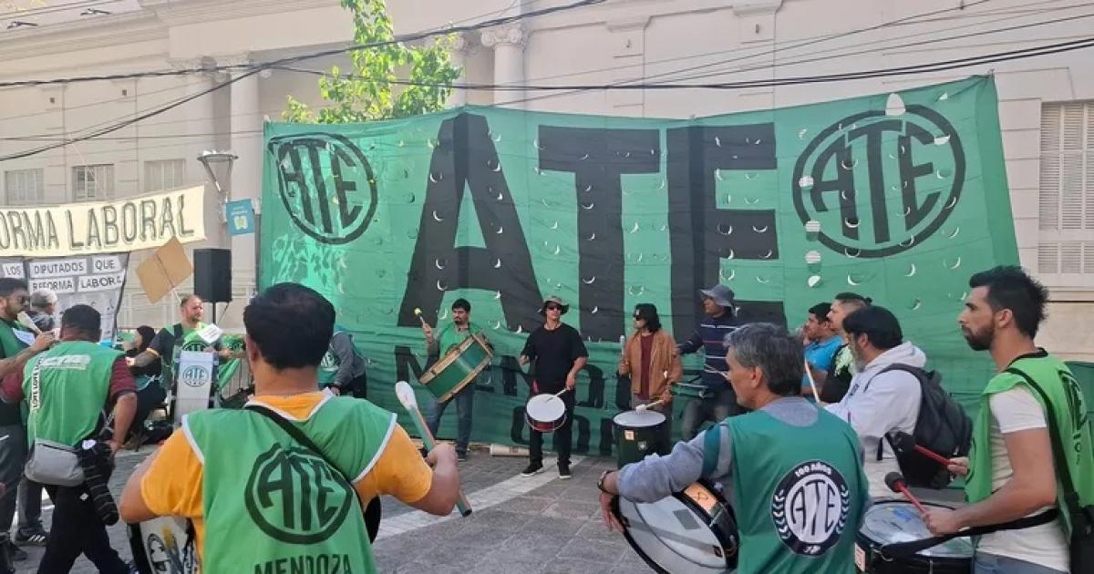 El Gobierno avanza con maacutes recortes del empleo puacuteblico y se propone una baja del 10-en-porciento- en 2026