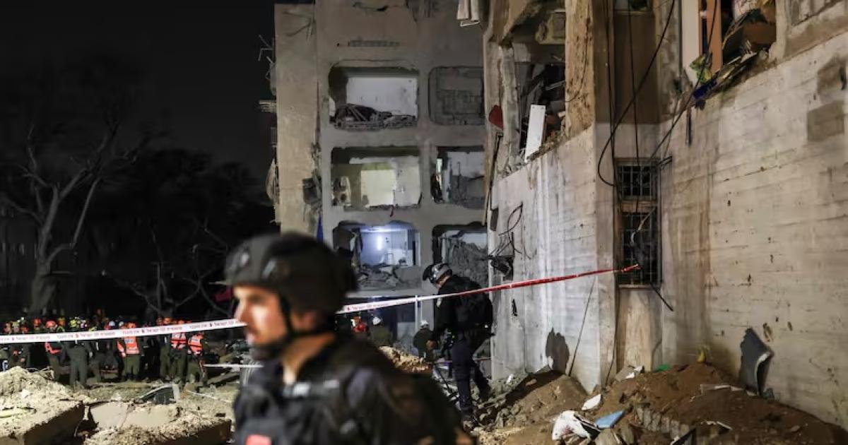 El lugar donde impactó un misil iraní en la localidad israelí de Arad ILIA YEFIMOVICH - AFP