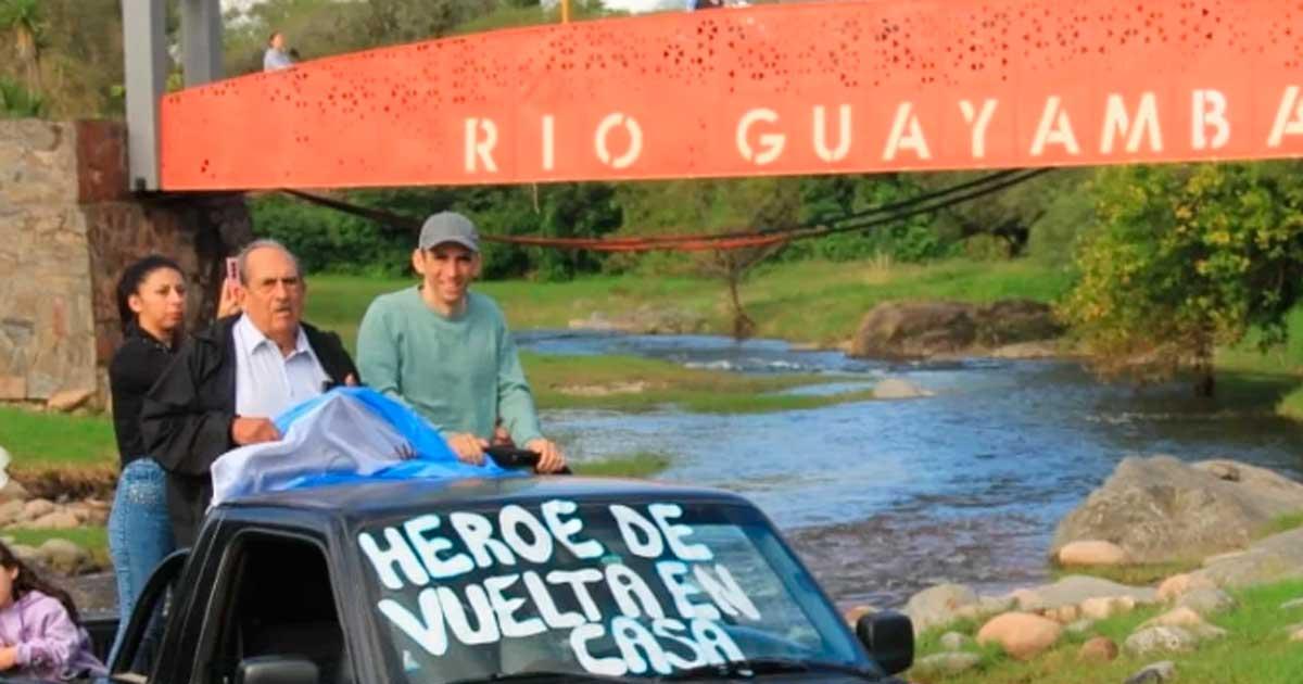Nahuel junto a su abuelo recorriendo las calles de Guayamba (Foto- red social Instagram)