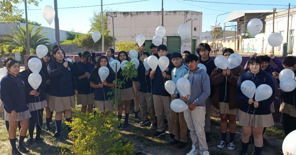 Joacutevenes reflexionaron a 50 antildeos del Nunca Maacutes