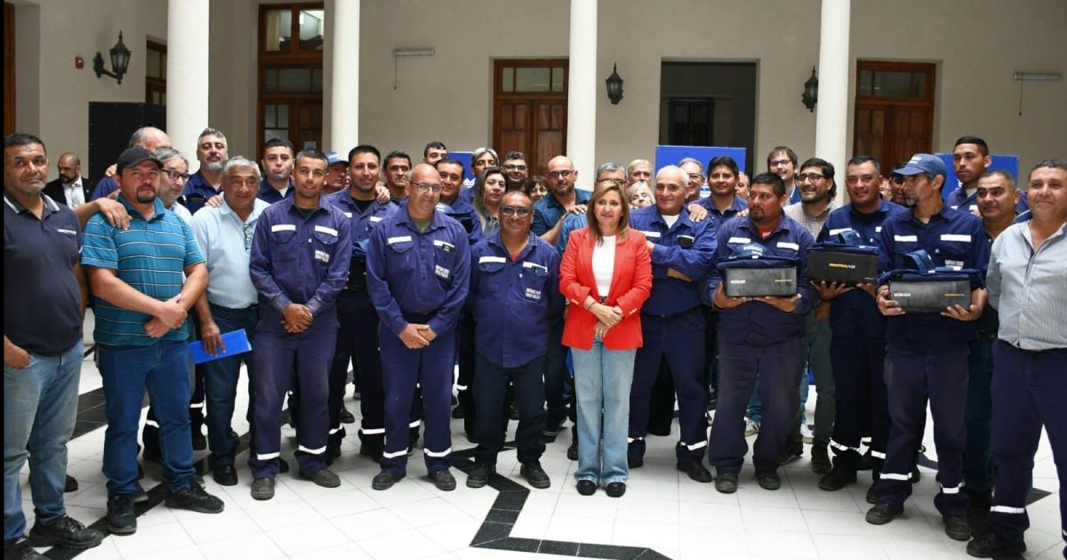 Fuentes entregoacute uniformes y elogioacute al personal de Obras Puacuteblicas