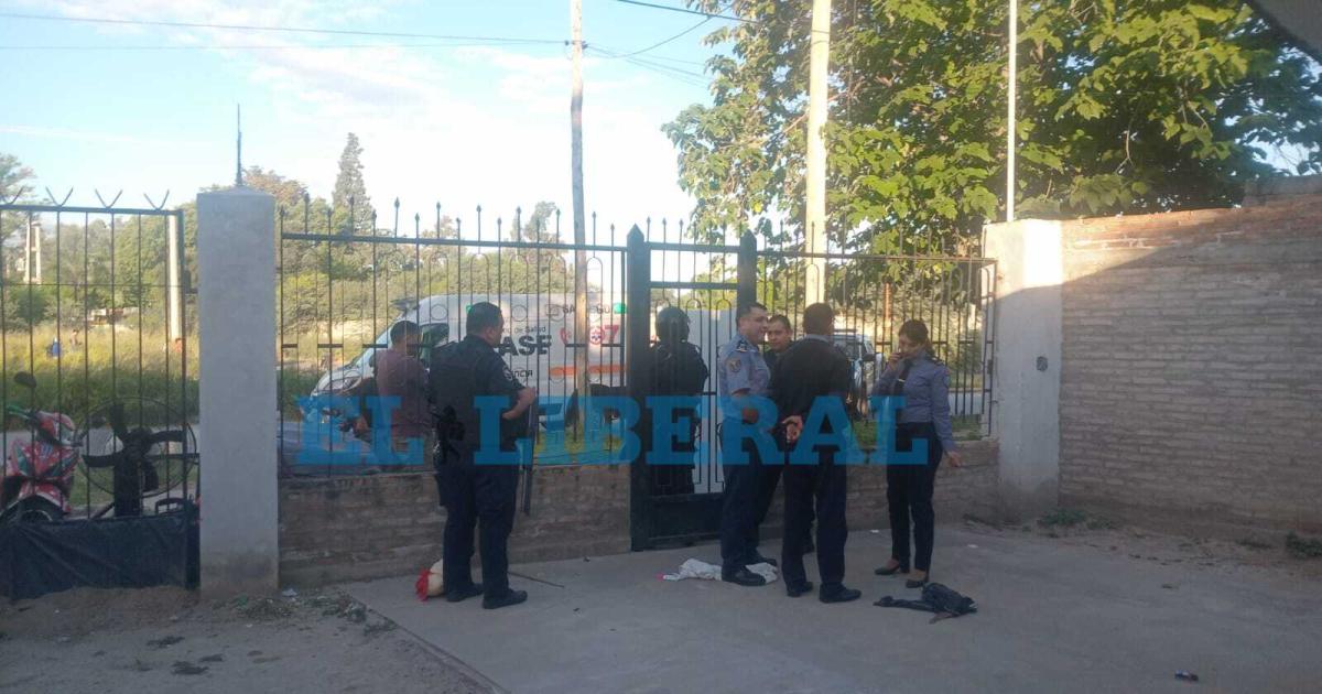 Tensa toma de vivienda- una familia se atrincheroacute y se rocioacute con combustible para evitar el desalojo