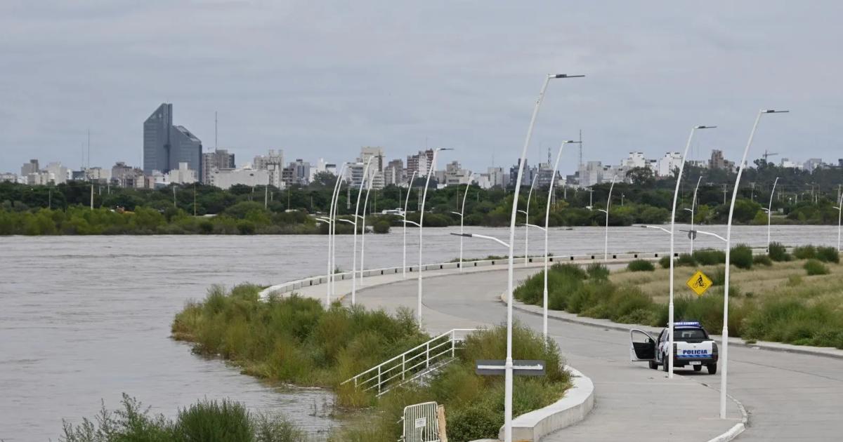 El riacuteo Dulce y la Madre de Ciudades desde las croacutenicas coloniales al dique de Riacuteo Hondo