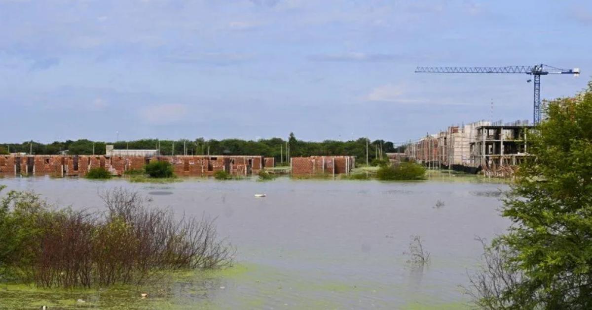 El riacuteo Dulce y la Madre de Ciudades desde las croacutenicas coloniales al dique de Riacuteo Hondo