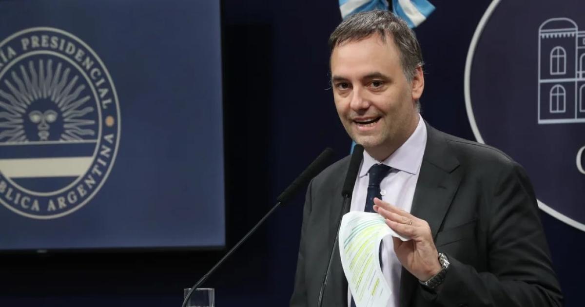 Vuelos de Adorni- juez ordenoacute allanamientos y ampliacutea la investigacioacuten