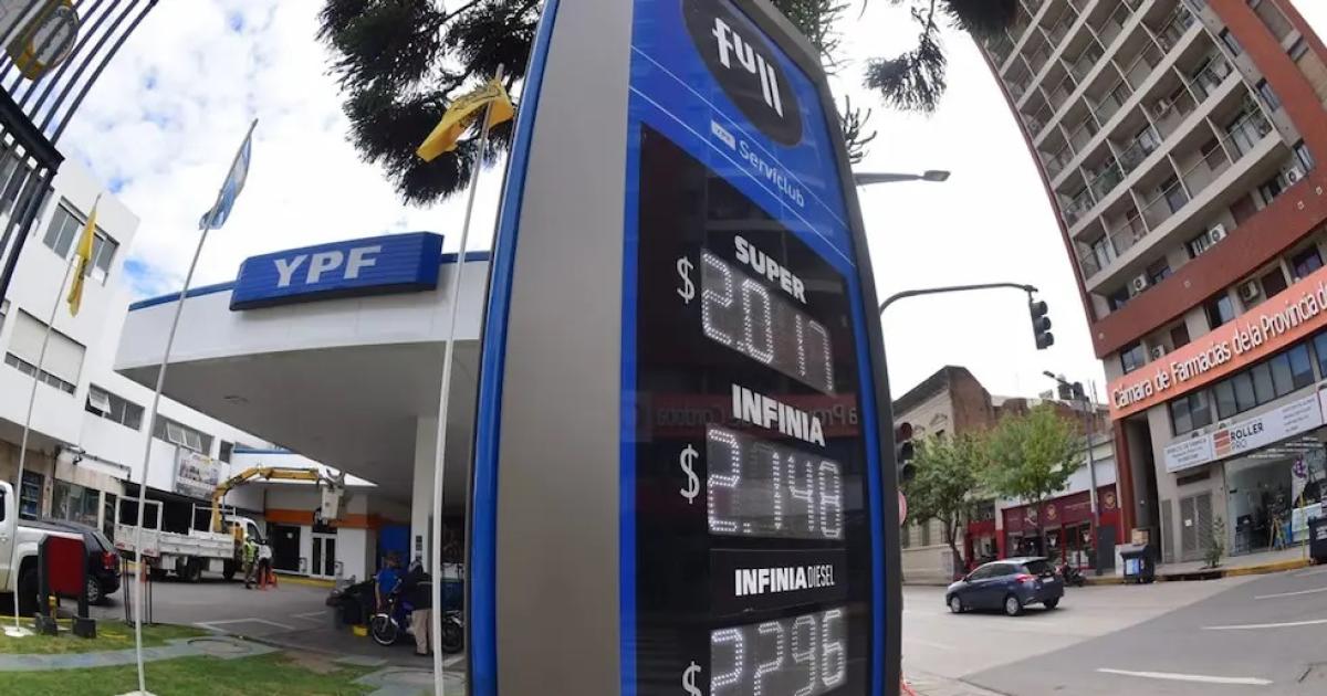 YPF volvioacute a subir las naftas y el gasoil y ya acumula 15-en-porciento-