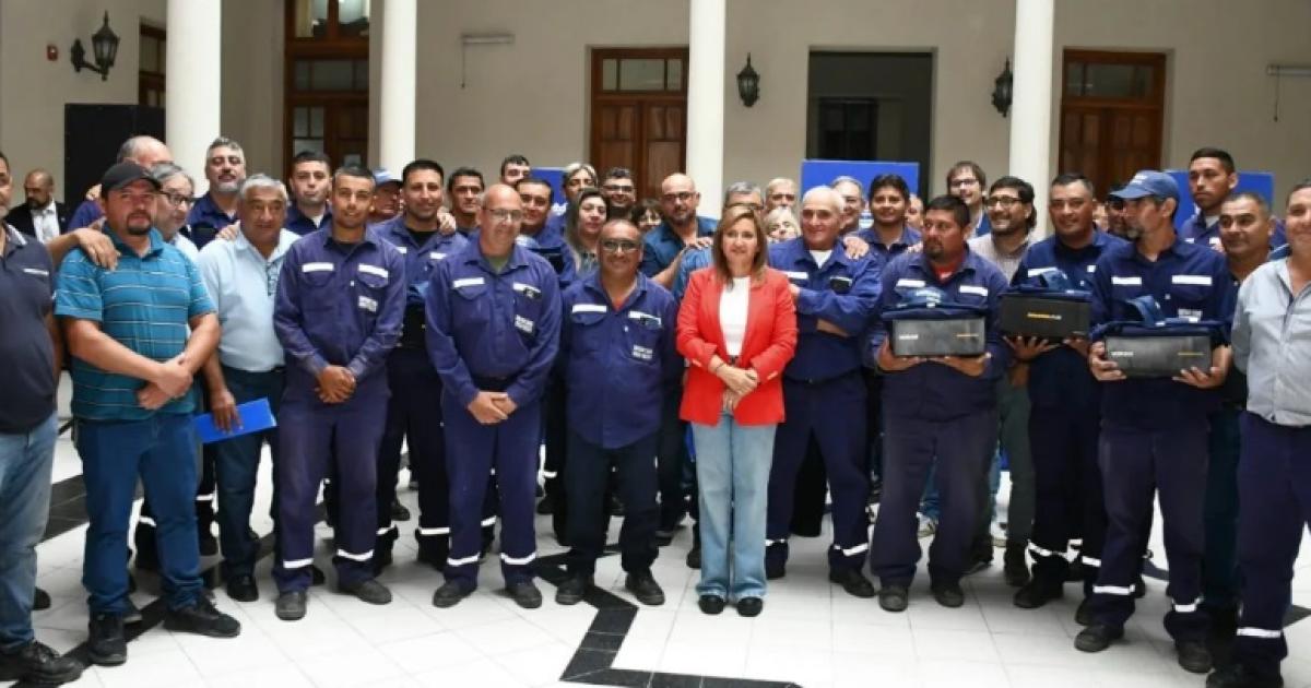 La intendente Fuentes entregoacute uniformes al personal de Obras Puacuteblicas de la Municipalidad
