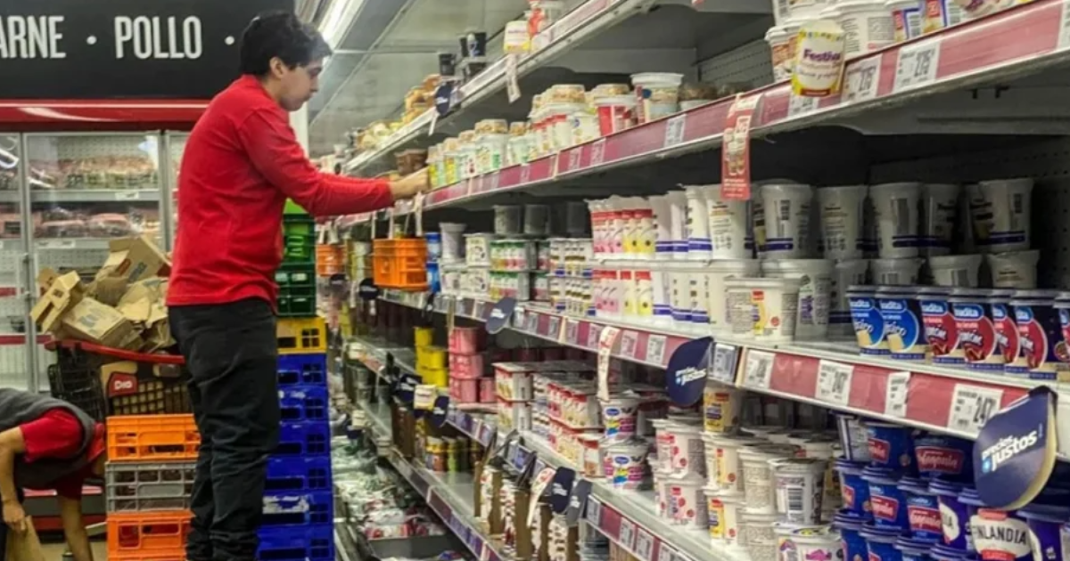 Paritarias empleados de Comercio- acuerdan una suba del 5-en-porciento- hasta junio y un bono de 120000