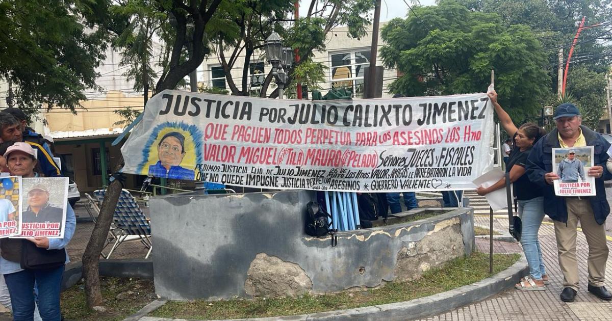 Con banderas y pancartas familiares de Jiménez exigen Justicia