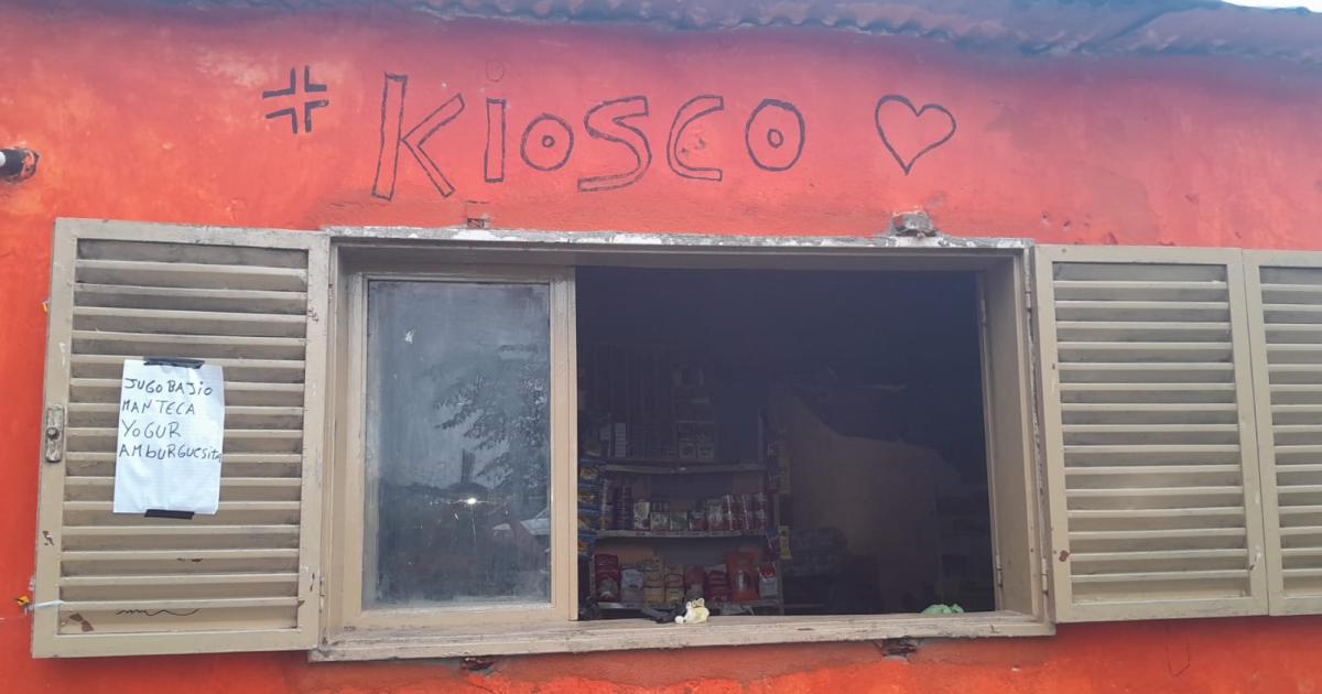 Desarticulan un punto de venta de drogas en el barrio Aero Club- tres detenidos y secuestro de marihuana cocaiacutena y dinero