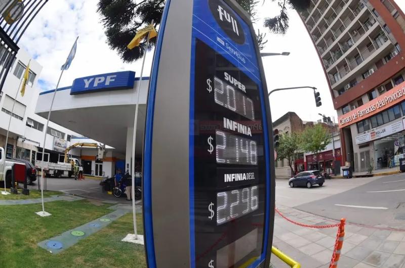 YPF volvioacute a subir las naftas y el gasoil y ya acumula 15-en-porciento-