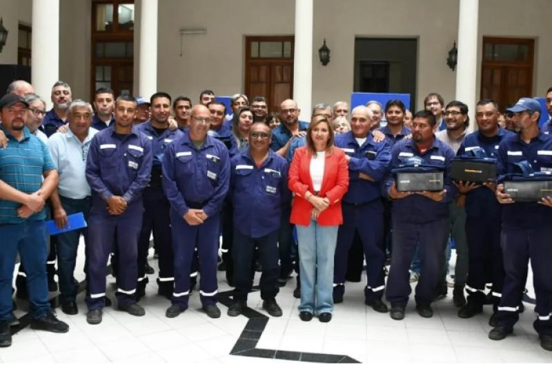 La intendente Fuentes entregoacute uniformes al personal de Obras Puacuteblicas de la Municipalidad
