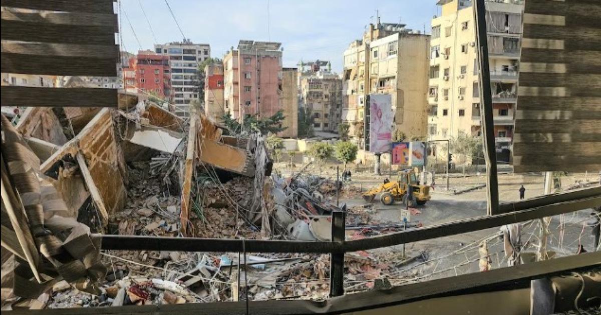 Una excavadora retira escombros de una calle en el lugar de un ataque aéreo israelí nocturno en los suburbios del sur de Beirut el 28 de marzo de 2026 (AFP)