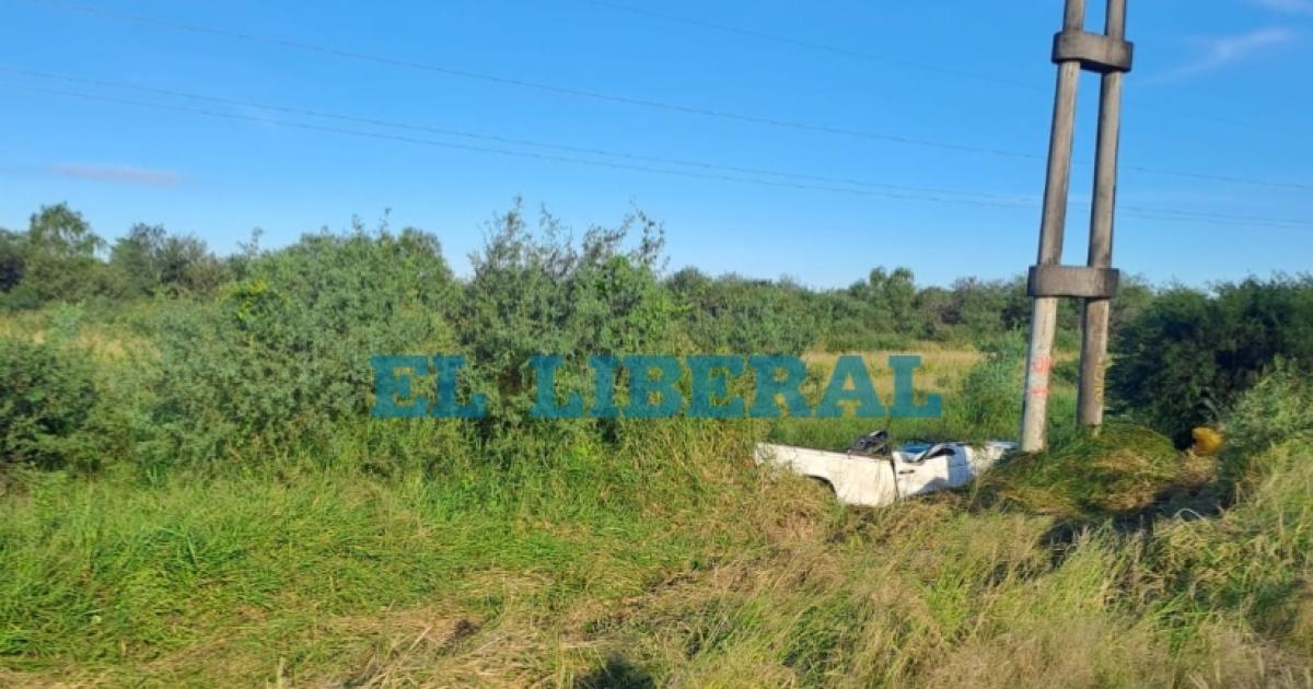 La camioneta se encontraba con todo el capó abollado y las víctimas atrapadas en su interior