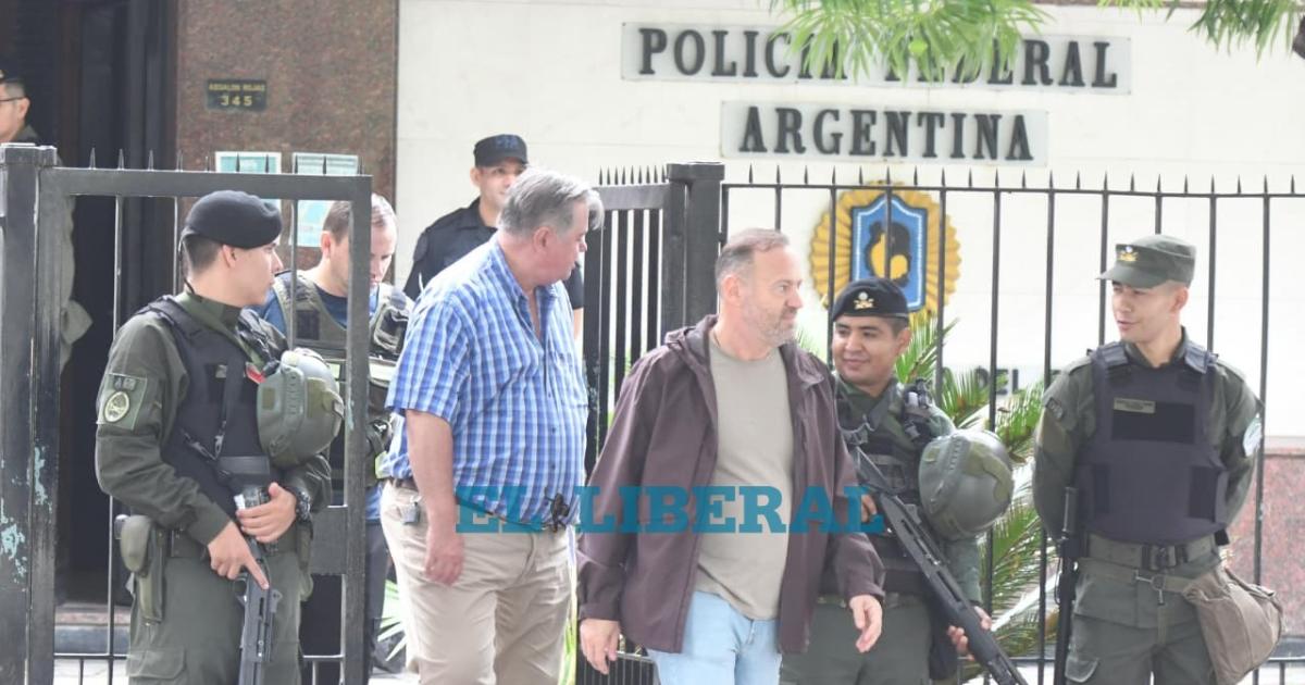 El fiscal federal Pedro Simón saliendo de la delegación central de Santiago del Estero de la PFA