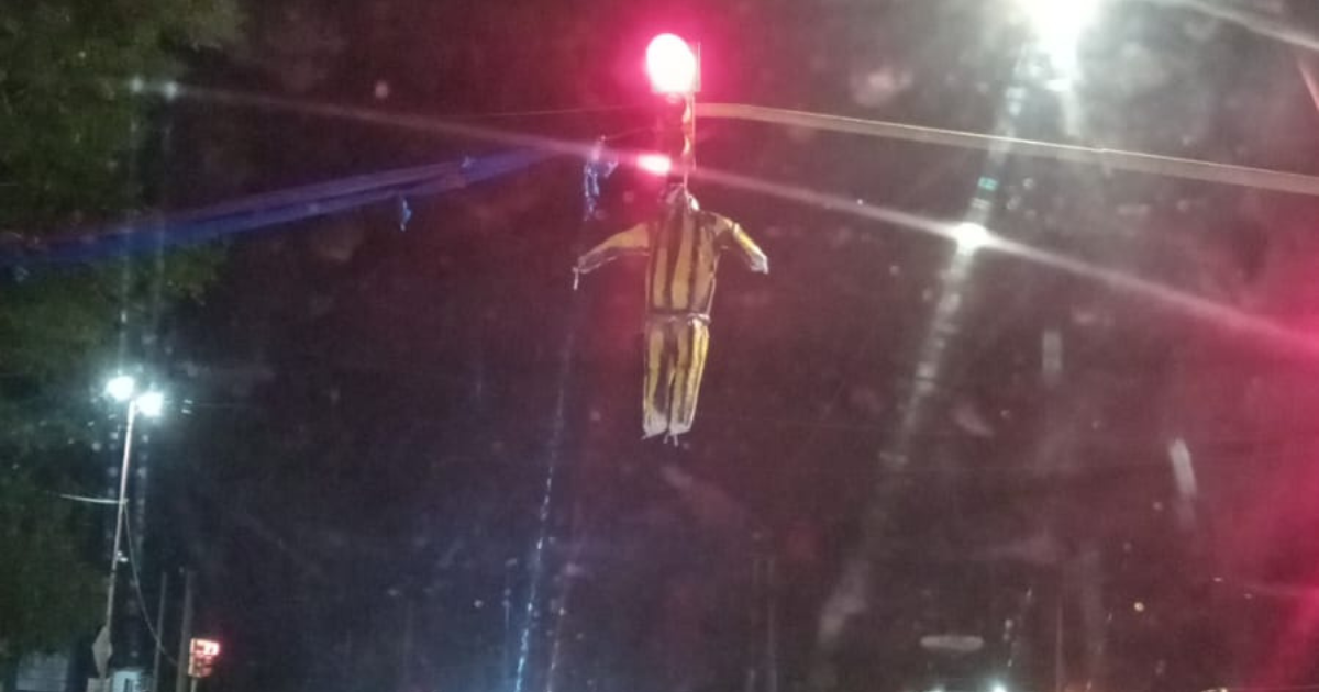 Se calienta la previa del Superclaacutesico Santiaguentildeo- aparecioacute un muntildeeco colgado con la camiseta de Mitre