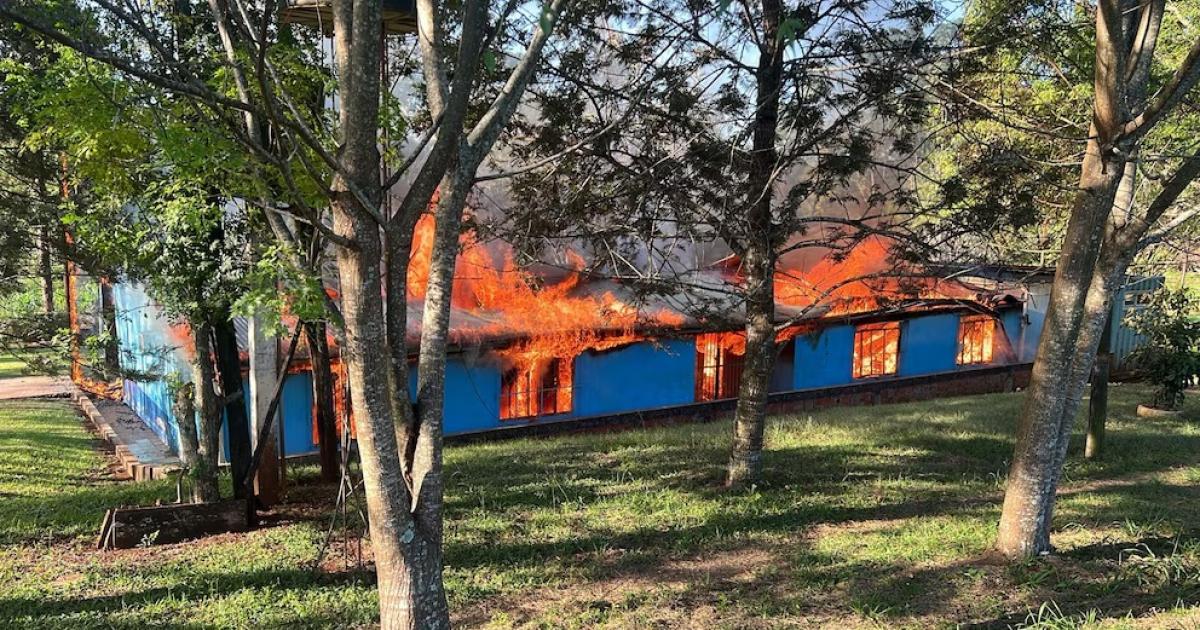 Incendio intencional en una escuela- acusan a un menor de 13 antildeos